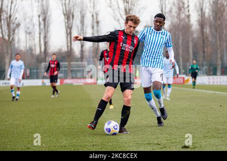 Luca Stanga di AC Milan e Christopher Attys di SPAL durante la Primavera 1 TIM match tra AC Milan U19 e SPAL U19 al Centro Sportivo Vismara il 30 gennaio 2021 a Milano (Foto di Alessandro Bremec/NurPhoto) Foto Stock