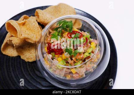 ceviche di pesce o tartare in una ciotola di vetro con cracker Foto Stock