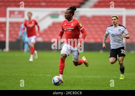 Gaetan Bong (13) della Foresta di Nottingham in cerca di opzioni durante la partita del Campionato Sky Bet tra la Foresta di Nottingham e Barnsley al City Ground, Nottingham, Inghilterra il 30th gennaio 2021. (Foto di Jon Hobley/MI News/NurPhoto) Foto Stock