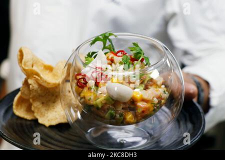 ceviche di pesce o tartare in una ciotola di vetro con cracker in primo piano Foto Stock