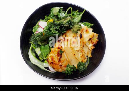 pasta di miso insalata mista di verdure e lattuga di pollo smaltata in una ciotola con fondo bianco Foto Stock