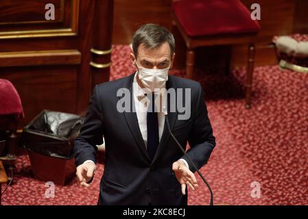 Il Ministro della Sanità francese Olivier Veran interviene alla sessione delle interrogazioni al governo (QAG) al Senato francese a Parigi, in Francia, il 27 gennaio 2021 (Foto di Daniel Pier/NurPhoto) Foto Stock