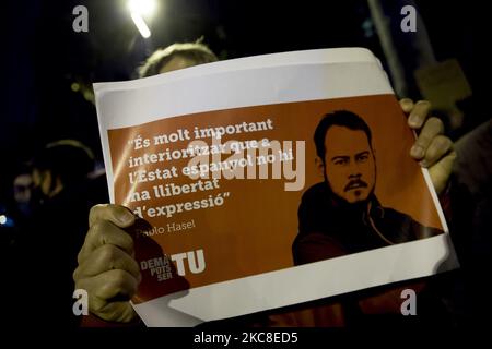 Manifestanti nelle strade di Barcellona con scontri contro la polizia, contro l'ordine di detenzione del cantante rap Pablo Hasel, che dovrà andare in prigione per cantare contro la monarchia spagnola. A Barcellona, Catalogna, Spagna il 31 gennaio 2021. (Foto di Albert Llop/NurPhoto) Foto Stock