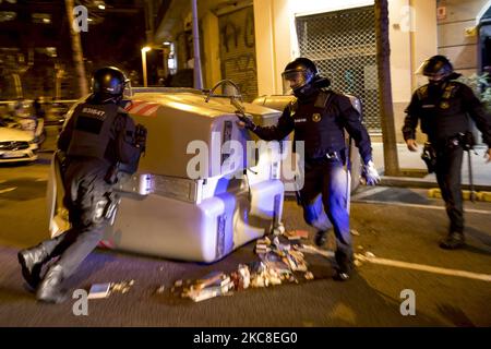 Manifestanti nelle strade di Barcellona con scontri contro la polizia, contro l'ordine di detenzione del cantante rap Pablo Hasel, che dovrà andare in prigione per cantare contro la monarchia spagnola. A Barcellona, Catalogna, Spagna il 31 gennaio 2021. (Foto di Albert Llop/NurPhoto) Foto Stock