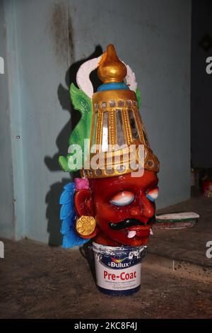 La testa appena dipinta di una figura di legno si asciuga al Tempio di Arasadi Vinayagar (Arasadi Sithi Vinayagar Kovil) a Jaffna, Sri Lanka. Questo tempio è dedicato a Lord Ganesh ed è noto per il suo opulento festival annuale dei carri. (Foto di Creative Touch Imaging Ltd./NurPhoto) Foto Stock