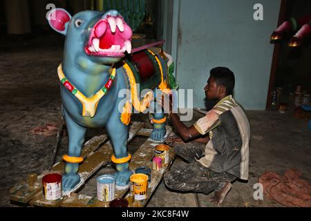 Artisan dipinge un grande Vahana di un ratto il Tempio di Arasadi Vinayagar (Arasadi Sithi Vinayagar Kovil) a Jaffna, Sri Lanka. Vahana (Vahanam) sono animali o entità mitiche che vengono utilizzati come veicoli per trasportare divinità indù. Il vahana è spesso chiamato il monte della divinità. Questo tempio è dedicato a Lord Ganesh ed è noto per il suo opulento festival annuale dei carri. (Foto di Creative Touch Imaging Ltd./NurPhoto) Foto Stock