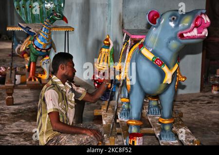 Artisan dipinge un grande Vahana di un ratto il Tempio di Arasadi Vinayagar (Arasadi Sithi Vinayagar Kovil) a Jaffna, Sri Lanka. Vahana (Vahanam) sono animali o entità mitiche che vengono utilizzati come veicoli per trasportare divinità indù. Il vahana è spesso chiamato il monte della divinità. Questo tempio è dedicato a Lord Ganesh ed è noto per il suo opulento festival annuale dei carri. (Foto di Creative Touch Imaging Ltd./NurPhoto) Foto Stock