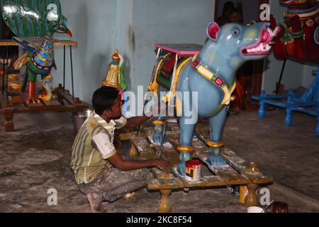 Artisan dipinge un grande Vahana di un ratto il Tempio di Arasadi Vinayagar (Arasadi Sithi Vinayagar Kovil) a Jaffna, Sri Lanka. Vahana (Vahanam) sono animali o entità mitiche che vengono utilizzati come veicoli per trasportare divinità indù. Il vahana è spesso chiamato il monte della divinità. Questo tempio è dedicato a Lord Ganesh ed è noto per il suo opulento festival annuale dei carri. (Foto di Creative Touch Imaging Ltd./NurPhoto) Foto Stock