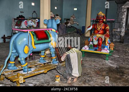 Artisan dipinge un grande Vahana di un ratto il Tempio di Arasadi Vinayagar (Arasadi Sithi Vinayagar Kovil) a Jaffna, Sri Lanka. Vahana (Vahanam) sono animali o entità mitiche che vengono utilizzati come veicoli per trasportare divinità indù. Il vahana è spesso chiamato il monte della divinità. Questo tempio è dedicato a Lord Ganesh ed è noto per il suo opulento festival annuale dei carri. (Foto di Creative Touch Imaging Ltd./NurPhoto) Foto Stock