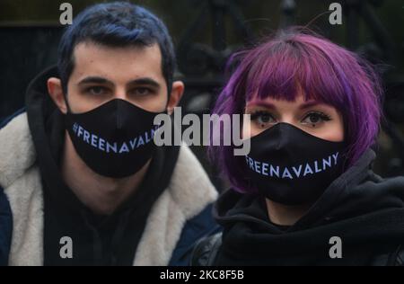 Manifestanti che indossano una maschera facciale "Navalny libera" vista durante un raduno simbolico a sostegno del leader russo dell'opposizione Alexei Navalny imprigionato di fronte all'ambasciata russa a Dublino. Domenica 31 gennaio 2021 a Dublino, Irlanda. (Foto di Artur Widak/NurPhoto) Foto Stock