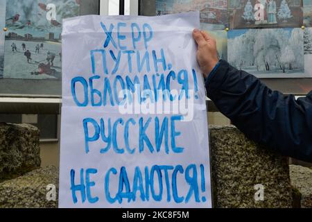 Un protester tiene un 'Herr Putin, scoppa! I russi non si arrettiscono!" Poster durante un raduno simbolico a sostegno del leader dell'opposizione russo incarcerato Alexei Navalny di fronte all'ambasciata russa a Dublino. Domenica 31 gennaio 2021 a Dublino, Irlanda. (Foto di Artur Widak/NurPhoto) Foto Stock