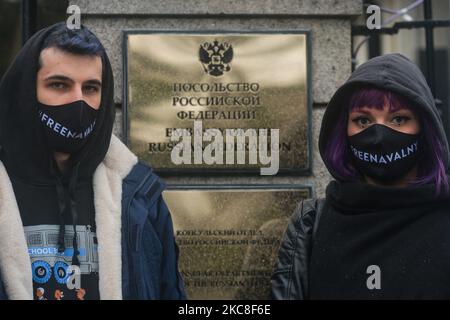 Manifestanti che indossano una maschera facciale "Navalny libera" vista durante un raduno simbolico a sostegno del leader russo dell'opposizione Alexei Navalny imprigionato di fronte all'ambasciata russa a Dublino. Domenica 31 gennaio 2021 a Dublino, Irlanda. (Foto di Artur Widak/NurPhoto) Foto Stock
