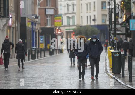 Persone che camminano su Grafton Street a Dublino durante il livello 5 Covid-19 blocco. Domenica 31 gennaio 2021 a Dublino, Irlanda. (Foto di Artur Widak/NurPhoto) Foto Stock