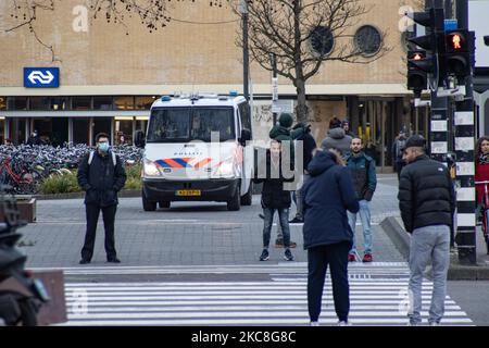 La polizia olandese protegge e protegge le città e i cittadini del paese. Veicoli di polizia e poliziotti in bicicletta o a piedi sono visti in uniformi nel centro della città di Eindhoven, in quanto stanno proteggendo la città dal timore di nuove proteste violente che possono portare a scontri, saccheggi e danni come i giorni precedenti. Politie ha avuto una presenza intensa e ha condotto una ricerca preventiva a persone casuali che hanno soddisfatto i potenziali criteri del profilo rioter. Molte città come Amsterdam hanno vietato la protesta, mentre altre come Apeldoorn hanno permesso dimostrazioni controllate. Proteste contro la t Foto Stock