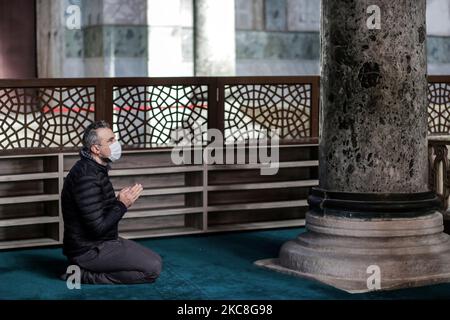 Turisti alla Moschea di Hagia Sophia durante il coprifuoco a Istanbul, Turchia il 31 gennaio 2021. La Turchia ha permesso che per i turisti durante un fine settimana di coprifuoco giorni in tutte le province come parte di misure per arginare la diffusione del coronavirus. (Foto di Hosam Salem/NurPhoto) Foto Stock