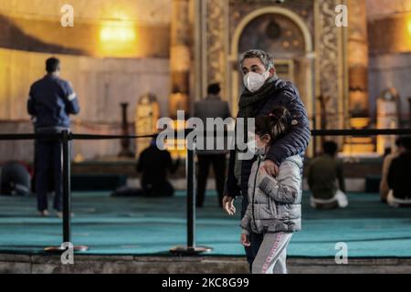 Turisti alla Moschea di Hagia Sophia durante il coprifuoco a Istanbul, Turchia il 31 gennaio 2021. La Turchia ha permesso che per i turisti durante un fine settimana di coprifuoco giorni in tutte le province come parte di misure per arginare la diffusione del coronavirus. (Foto di Hosam Salem/NurPhoto) Foto Stock