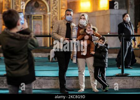 Turisti alla Moschea di Hagia Sophia durante il coprifuoco a Istanbul, Turchia il 31 gennaio 2021. La Turchia ha permesso che per i turisti durante un fine settimana di coprifuoco giorni in tutte le province come parte di misure per arginare la diffusione del coronavirus. (Foto di Hosam Salem/NurPhoto) Foto Stock