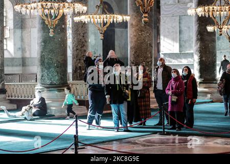 Turisti alla Moschea di Hagia Sophia durante il coprifuoco a Istanbul, Turchia il 31 gennaio 2021. La Turchia ha permesso che per i turisti durante un fine settimana di coprifuoco giorni in tutte le province come parte di misure per arginare la diffusione del coronavirus. (Foto di Hosam Salem/NurPhoto) Foto Stock