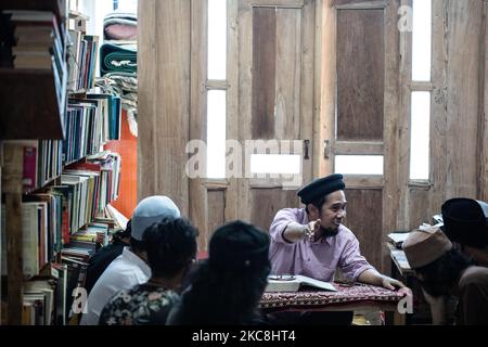 Ustadz HALIM AMBIYA che spiega l'Islam agli studenti dopo la preghiera. Scuola islamica per bambini punk e di strada a Ruko Cimanggis, Ciputat, South Tangerang, Banten, Indonesia, Il 1 febbraio 2021. Partendo da una storia di essere aiutato da bambini punk quando si va a attraversare da Thaliand in Malesia nella zona di Pattani, Ustadz HALIM AMBIYA ha poi aperto un pesantren per bambini punk e di strada che ha iniziato sotto il ponte nella zona di Tebet, a sud di Giacarta nel 2016, Con lo sviluppo dell'Ustadz Halim Ambiya, i bambini punk e di strada che volevano studiare l'Islam, poi si trasferirono in questo luogo Foto Stock