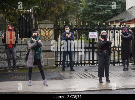 Attivisti visti durante una protesta a sostegno del leader dell'opposizione russo incarcerato Alexei Navalny di fronte all'ambasciata russa a Dublino. Martedì 2 febbraio 2021 a Dublino, Irlanda. (Foto di Artur Widak/NurPhoto) Foto Stock