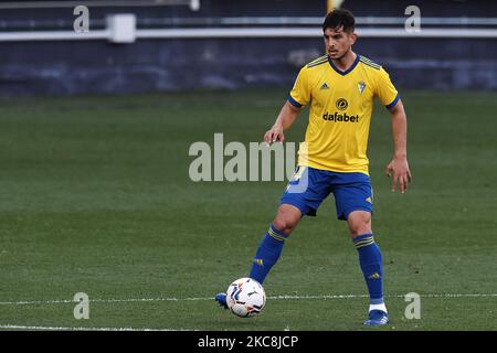 Ivan Alejo di Cadice controlla la palla durante la partita la Liga Santander tra Cadice CF e Atletico de Madrid all'Estadio Ramon de Carranza il 31 gennaio 2021 a Cadice, Spagna. Gli stadi sportivi in Spagna restano soggetti a rigorose restrizioni a causa del Coronavirus Pandemic, in quanto le leggi di allontanamento sociale del governo vietano ai fan all'interno dei locali, con conseguente gioco a porte chiuse. (Foto di Jose Breton/Pics Action/NurPhoto) Foto Stock