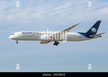 Aeromexico Boeing 787 Dreamliner come visto volare in avvicinamento finale per l'atterraggio all'aeroporto internazionale JFK John F Kennedy di New York. Il moderno e avanzato velivolo a lunga percorrenza con cassone largo ha la registrazione N446AM ed è alimentato da 2x motori a reazione GE. Aerovías de México AMX AM o AEROMEXICO è la compagnia aerea di bandiera messicana con sede a Città del Messico. La compagnia aerea è membro dell'alleanza SkyTeam aviaiton. Durante la pandemia di Coronavirus COVID-19, l'industria aeronautica ha dovuto affrontare un calo del numero di traffico passeggeri, ma ha aumentato la domanda di merci, sebbene le compagnie aeree abbiano messo a terra un significativo Foto Stock