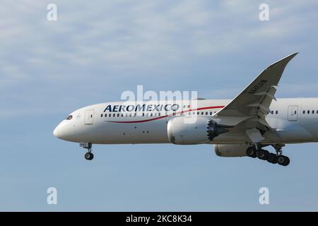 Aeromexico Boeing 787 Dreamliner come visto volare in avvicinamento finale per l'atterraggio all'aeroporto internazionale JFK John F Kennedy di New York. Il moderno e avanzato velivolo a lunga percorrenza con cassone largo ha la registrazione N446AM ed è alimentato da 2x motori a reazione GE. Aerovías de México AMX AM o AEROMEXICO è la compagnia aerea di bandiera messicana con sede a Città del Messico. La compagnia aerea è membro dell'alleanza SkyTeam aviaiton. Durante la pandemia di Coronavirus COVID-19, l'industria aeronautica ha dovuto affrontare un calo del numero di traffico passeggeri, ma ha aumentato la domanda di merci, sebbene le compagnie aeree abbiano messo a terra un significativo Foto Stock