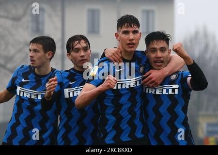 Cesare Casadei del FC Internazionale U19 festeggia con i compagni di squadra durante la partita di calcio della Primavera TIM Cup tra FC Internazionale U19 e Crotone U19. FC Internazionale U19 ha vinto 3-0 su Crotone U19, Milano, Italia, il 03 2021 febbraio (Foto di Mairo Cinquetti/NurPhoto) Foto Stock