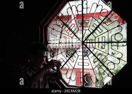 I devoti offrono preghiere con l'attuazione dei protocolli sanitari al Tempio Dharma Bhakti di Giacarta, il 3 febbraio 2021, in anticipo rispetto al Capodanno lunare il 12 febbraio, come la preghiera annullata a causa della pandemia di coronavirus del Covid-19. (Foto di Aditya Irawan/NurPhoto) Foto Stock