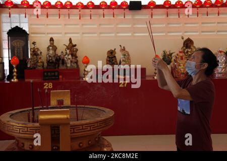 I devoti offrono preghiere con l'attuazione dei protocolli sanitari al Tempio Dharma Bhakti di Giacarta, il 3 febbraio 2021, in anticipo rispetto al Capodanno lunare il 12 febbraio, come la preghiera annullata a causa della pandemia di coronavirus del Covid-19. (Foto di Aditya Irawan/NurPhoto) Foto Stock