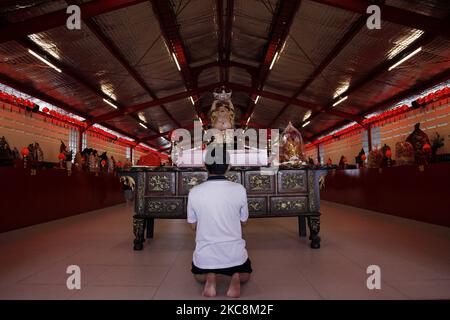 I devoti offrono preghiere con l'attuazione dei protocolli sanitari al Tempio Dharma Bhakti di Giacarta, il 3 febbraio 2021, in anticipo rispetto al Capodanno lunare il 12 febbraio, come la preghiera annullata a causa della pandemia di coronavirus del Covid-19. (Foto di Aditya Irawan/NurPhoto) Foto Stock