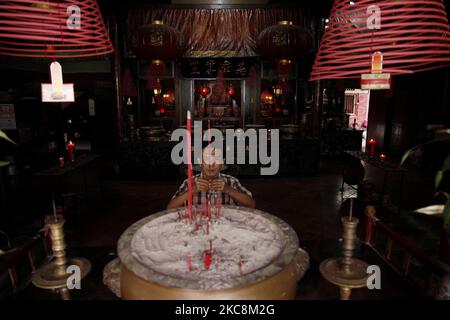 I devoti offrono preghiere con l'attuazione dei protocolli sanitari al Tempio Dharma Bhakti di Giacarta, il 3 febbraio 2021, in anticipo rispetto al Capodanno lunare il 12 febbraio, come la preghiera annullata a causa della pandemia di coronavirus del Covid-19. (Foto di Aditya Irawan/NurPhoto) Foto Stock