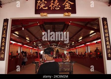 I devoti offrono preghiere con l'attuazione dei protocolli sanitari al Tempio Dharma Bhakti di Giacarta, il 3 febbraio 2021, in anticipo rispetto al Capodanno lunare il 12 febbraio, come la preghiera annullata a causa della pandemia di coronavirus del Covid-19. (Foto di Aditya Irawan/NurPhoto) Foto Stock