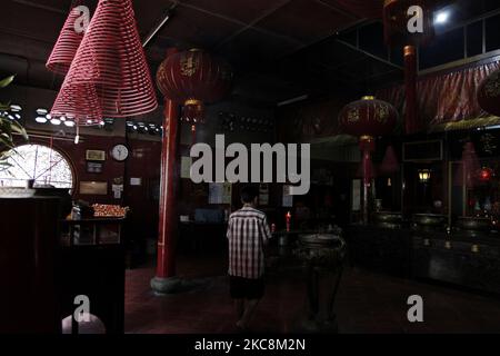 I devoti offrono preghiere con l'attuazione dei protocolli sanitari al Tempio Dharma Bhakti di Giacarta, il 3 febbraio 2021, in anticipo rispetto al Capodanno lunare il 12 febbraio, come la preghiera annullata a causa della pandemia di coronavirus del Covid-19. (Foto di Aditya Irawan/NurPhoto) Foto Stock