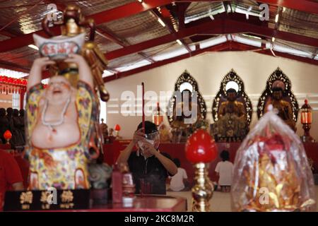 I devoti offrono preghiere con l'attuazione dei protocolli sanitari al Tempio Dharma Bhakti di Giacarta, il 3 febbraio 2021, in anticipo rispetto al Capodanno lunare il 12 febbraio, come la preghiera annullata a causa della pandemia di coronavirus del Covid-19. (Foto di Aditya Irawan/NurPhoto) Foto Stock