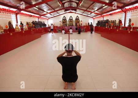 I devoti offrono preghiere con l'attuazione dei protocolli sanitari al Tempio Dharma Bhakti di Giacarta, il 3 febbraio 2021, in anticipo rispetto al Capodanno lunare il 12 febbraio, come la preghiera annullata a causa della pandemia di coronavirus del Covid-19. (Foto di Aditya Irawan/NurPhoto) Foto Stock