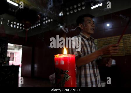I devoti offrono preghiere con l'attuazione dei protocolli sanitari al Tempio Dharma Bhakti di Giacarta, il 3 febbraio 2021, in anticipo rispetto al Capodanno lunare il 12 febbraio, come la preghiera annullata a causa della pandemia di coronavirus del Covid-19. (Foto di Aditya Irawan/NurPhoto) Foto Stock