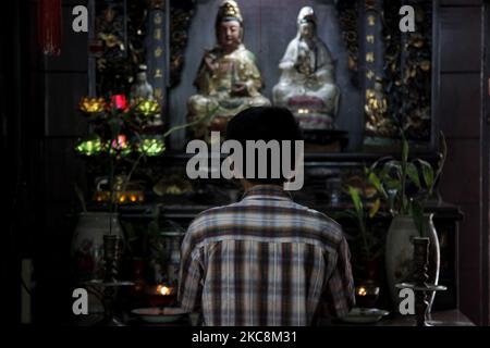 I devoti offrono preghiere con l'attuazione dei protocolli sanitari al Tempio Dharma Bhakti di Giacarta, il 3 febbraio 2021, in anticipo rispetto al Capodanno lunare il 12 febbraio, come la preghiera annullata a causa della pandemia di coronavirus del Covid-19. (Foto di Aditya Irawan/NurPhoto) Foto Stock