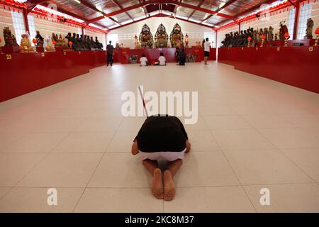I devoti offrono preghiere con l'attuazione dei protocolli sanitari al Tempio Dharma Bhakti di Giacarta, il 3 febbraio 2021, in anticipo rispetto al Capodanno lunare il 12 febbraio, come la preghiera annullata a causa della pandemia di coronavirus del Covid-19. (Foto di Aditya Irawan/NurPhoto) Foto Stock