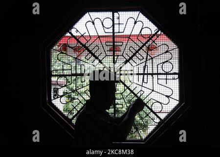 I devoti offrono preghiere con l'attuazione dei protocolli sanitari al Tempio Dharma Bhakti di Giacarta, il 3 febbraio 2021, in anticipo rispetto al Capodanno lunare il 12 febbraio, come la preghiera annullata a causa della pandemia di coronavirus del Covid-19. (Foto di Aditya Irawan/NurPhoto) Foto Stock