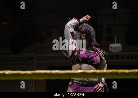 Pro-wrestler, Millie Mckenzie vs Miyu Yamashita in un combattimento RCW Wrestling, Barcellona, 22.10.2022 Foto Stock