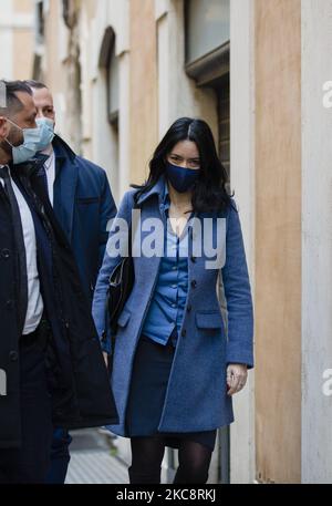 Lucia Azzolina, ministro italiano dell'Istruzione pubblica, arriva prima di un incontro con il primo ministro designato Mario Draghi per la formazione di un nuovo governo alla Camera dei deputati (Montecitorio), il 6 febbraio 2021 a Roma. (Foto di Christian Minelli/NurPhoto) Foto Stock