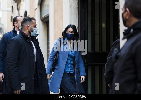 Lucia Azzolina, ministro italiano dell'Istruzione pubblica, arriva prima di un incontro con il primo ministro designato Mario Draghi per la formazione di un nuovo governo alla Camera dei deputati (Montecitorio), il 6 febbraio 2021 a Roma. (Foto di Christian Minelli/NurPhoto) Foto Stock