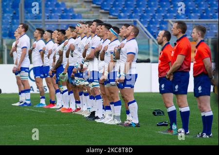 Squadra italiana e arbitri durante gli inni nazionali prima della partita del Guinness Six Nations Rugby Championship 2021 tra Italia e Francia allo Stadio Olimpico (Stadio Olimpico) di Roma, il 6 febbraio 2021. La partita si gioca a porte chiuse a causa di Covid19 pandemie. (Foto di Lorenzo di Cola/NurPhoto) Foto Stock