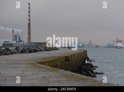 Una vista generale del Porto di Dublino e dei camini di Poolbeg dalla Grande Muraglia Sud in caso di pioggia. Sabato 6 febbraio 2021 a Dublino, Irlanda. (Foto di Artur Widak/NurPhoto) Foto Stock