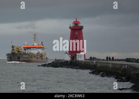 Vessel Waterway, una draga Hopper, vista dalla Grande Muraglia Sud di Dublino, durante il blocco di livello 5 Covid-19. Sabato 6 febbraio 2021 a Dublino, Irlanda. (Foto di Artur Widak/NurPhoto) Foto Stock