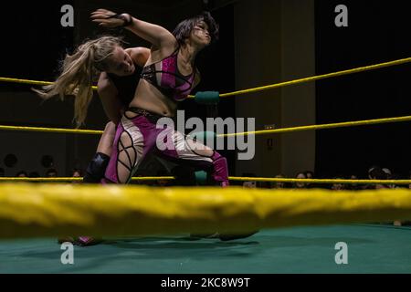 Pro-wrestler, Miyu Yamashita in un combattimento RCW Wrestling, Barcellona, 22.10.2022 Foto Stock