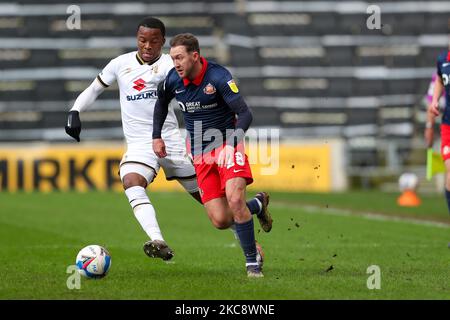 Aiden McGeady di Sunderland è sfidato da Milton Keynes Dons Ethan Laird durante la prima metà della Sky Bet League One match tra MK Dons e Sunderland allo Stadio MK, Milton Keynes, sabato 6th febbraio 2021. (Foto di John Cripps/MI News/NurPhoto) Foto Stock