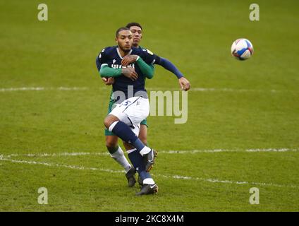 Kenneth Zohore di Millwall Tussle con Sheffield Mercoledì di Liam Palmer durante lo Sky Bet Championship tra Millwall e Sheffield Mercoledì al Den Stadium, Londra il 06th febbraio, 2021 (Photo by Action Foto Sport/NurPhoto) Foto Stock