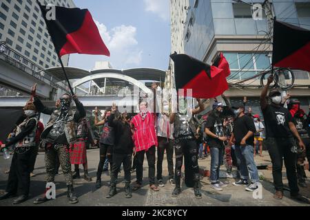 Myanmar punk bandiere d'onda durante una manifestazione contro il colpo di stato militare a Yangon, Myanmar il 7 febbraio 2021. (Foto di Myat Thu Kyaw/NurPhoto) Foto Stock